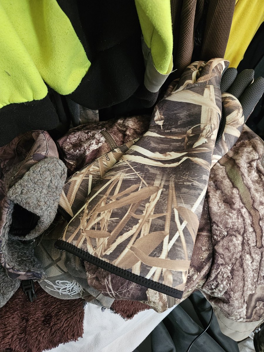 Wolf Paradox , Merc tweet media