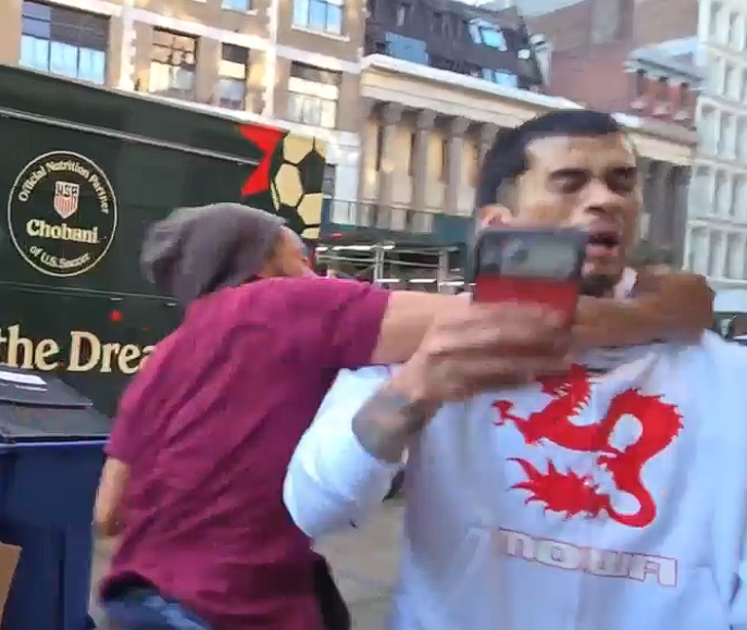 Danni0246415006's tweet photo. Sneako just got jumped #kick #livestream https://t.co/H8L0yGnVDl