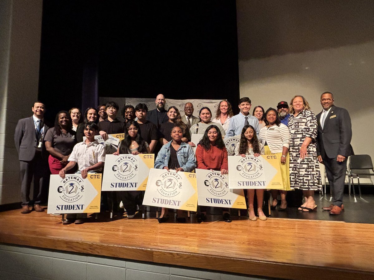tchill_'s tweet image. Thrilled to induct the inaugural Gateway to Education cohort! These future educators from Alice Johnson and Aguirre JH will start at @ChannelviewHS next year, earning a tuition-free bachelor’s in education—partnered with San Jacinto College! #WeAreChannelview