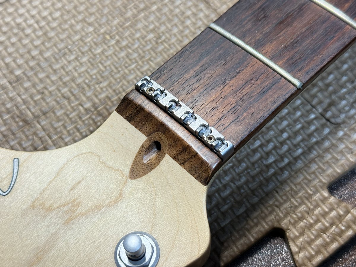 keimsd's tweet image. LSRローラーナット。各弦毎に球状のベアリングが2つづつ付いており、チューニングの安定感をアップする・・・という機構です。 #fender 

おはようございます。