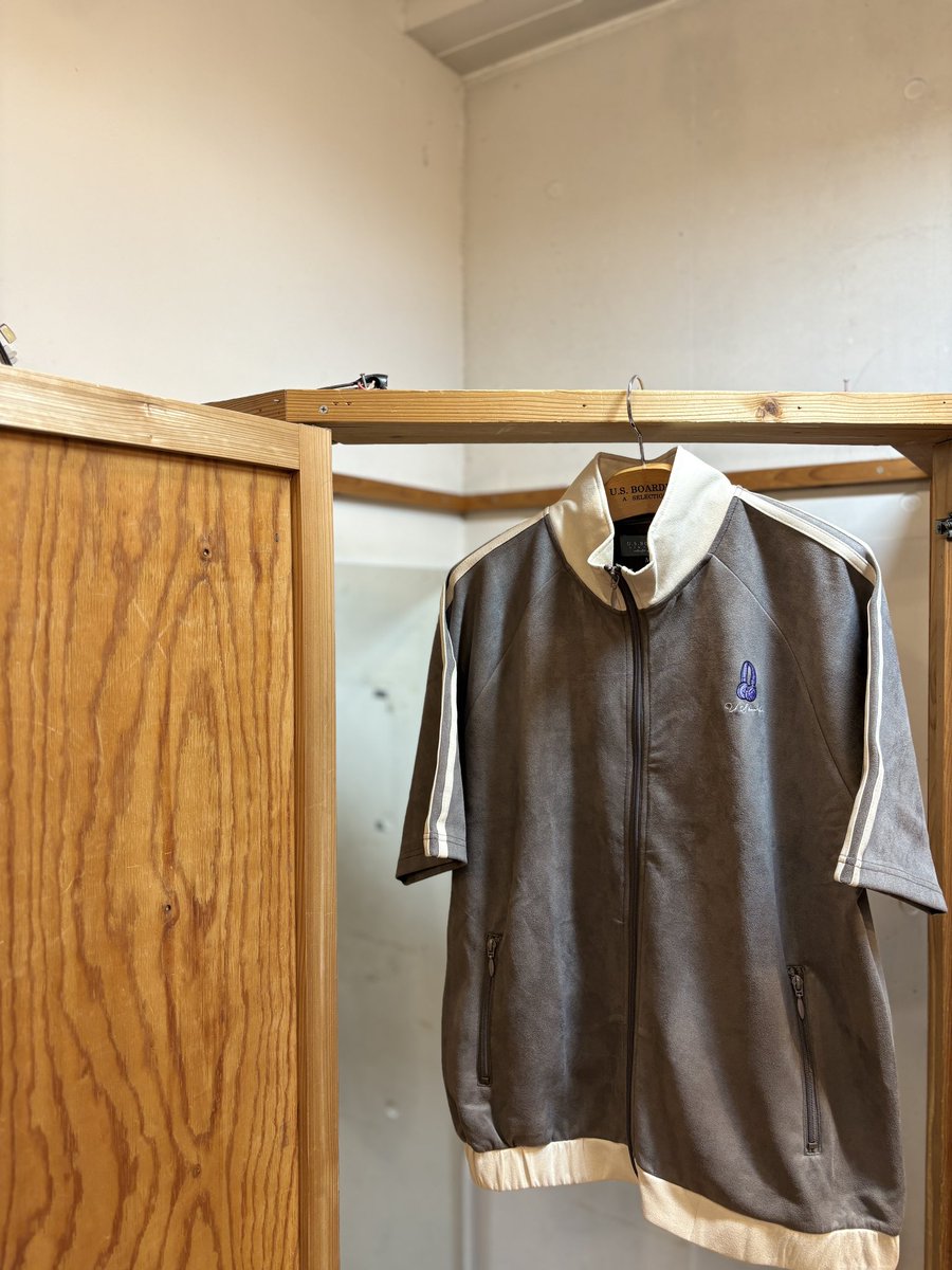 masterx_b's tweet image. 今季はバックサイドに毎度お馴染みのストリート女子が鎮座します。DJプレイ中でございます。ドロップショルダーのたっぷりとしたサイジング。オーバーサイズがお好みの方にお薦めです。丈感も良い感じです。#kyoto #京都 #enjoy #お洒落