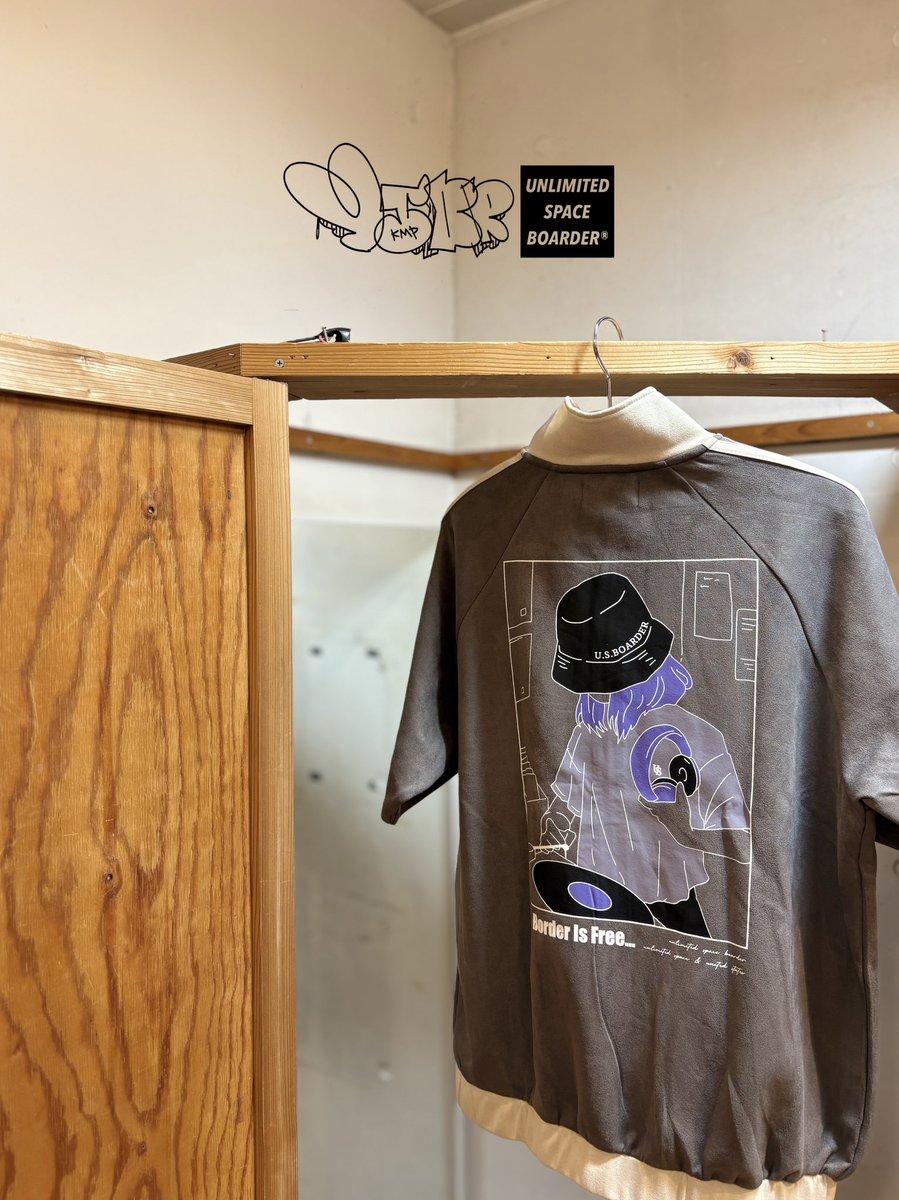 masterx_b's tweet image. 今季はバックサイドに毎度お馴染みのストリート女子が鎮座します。DJプレイ中でございます。ドロップショルダーのたっぷりとしたサイジング。オーバーサイズがお好みの方にお薦めです。丈感も良い感じです。#kyoto #京都 #enjoy #お洒落