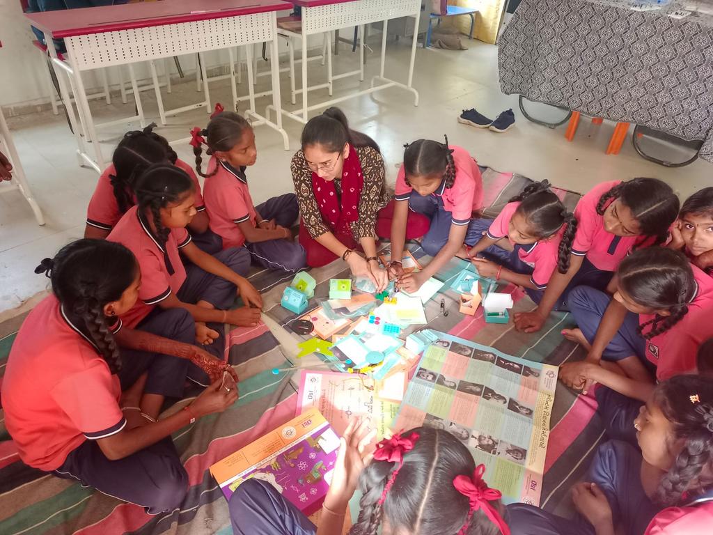 manthancsc's tweet image. On #worldQuantumday Students of Narmada district empowering their minds by Quantum kit demonstration in the tribal village of #narmadadistrict #Gujarat. #picgujcost #quatumscience #quatumphysics