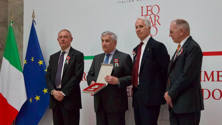 mimit_gov's tweet image. 🥇Assegnati #PremiLeonardo 2026, eccellenza #MadeinItaly.
Riconoscimenti a #Descalzi (Eni), #Weber (Takeda), #Malagò (Fondazione Milano Cortina 2026), #AlHashimy (ministra EAU).
Urso "In uno scenario globale complesso 🇮🇹 dimostra resilienza e attrattività"
mimit.gov.it/it/notizie-sta…