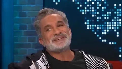 من ضمنهم باسم يوسف .. إسرائيل تدرج 10 مشاهير على قائمة الأخطر عليها

أدرجت وزارة شؤون الشتات الإسرائيلية اليوم الثلاثاء 10 مشاهير عالميين ضمن ما أسمتها قائمة "معاداة السامية والصهيونية خلال العام 2025"، في خطوة أثارت جدلاً واسعاً، رغم استمرار الانتقادات الموجهة لسياسات الدولة