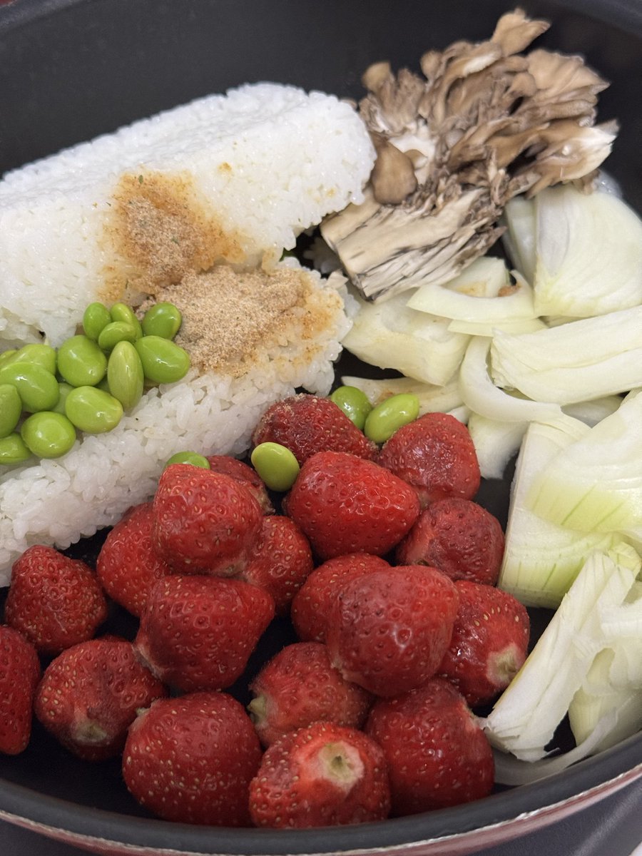 spiceade's tweet photo. 見切り品のイチゴ発見したから笑
この時期のある意味、定番
#いちごリゾット 
いちご+冷蔵庫のご飯+玉ねぎ+(具材は適当に今回はマイタケ)+コンソメ+粉チーズ+#スパイスエードパウダー +バター+塩胡椒

炒めるだけ
簡単だし是非試して欲しい
#万能調味料
#スパイスエード https://t.co/cVay3V6rYg