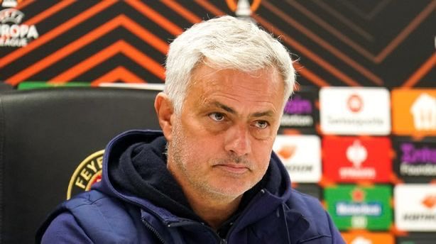 MUFCDarren_'s tweet photo. 🎙️ José Mourinho on Arne Slot benching Mohamed Salah vs PSG:

“No player is bigger than the club, but this new manager needs to respect club legends. Erik ten Hag did the same thing with Cristiano Ronaldo, and now Slot is doing the same with Mohamed Salah, despite everything he has done and won for the club.

I understand the need for discipline and tactical decisions, but when you have players of that level, experience, and history, you must manage them carefully. Big games require big personalities on the pitch.

I don’t think he fully understands the weight of certain decisions at this level, especially in matches like this, where experience can make the difference.”