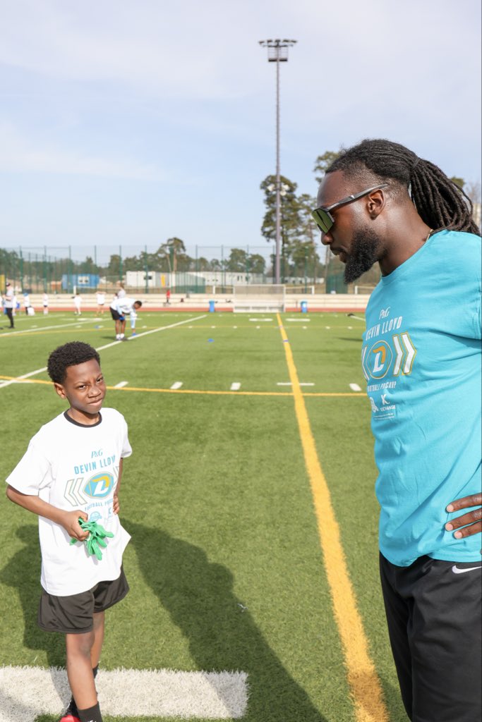 DevinLloyd_'s tweet image. Honored to spend time with the Kaiserslautern Military Community in Germany at my @ProCamps. Grateful to @shopmyexchange, @yourcommissary, and @proctergamble for supporting moments that inspire and create memories for life. #heroic #salute #resilient 🌟🏈