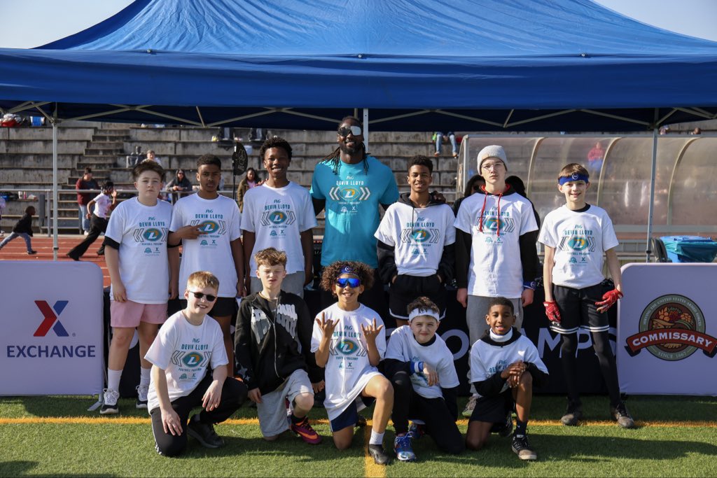 DevinLloyd_'s tweet image. Honored to spend time with the Kaiserslautern Military Community in Germany at my @ProCamps. Grateful to @shopmyexchange, @yourcommissary, and @proctergamble for supporting moments that inspire and create memories for life. #heroic #salute #resilient 🌟🏈