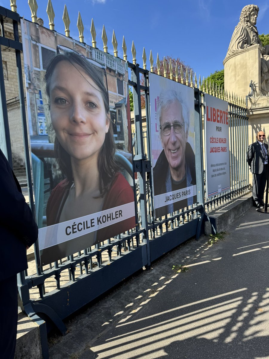 RoullaudBeatric's tweet photo. C’est avec émotion que j’ai assisté ce matin à l’enlèvement des photos de #Cécile_Kholer et de #Jacques_Paris accrochées à la grille de l’Assemblée Nationale en attendant leur libération. 

Ils étaient détenus dans des geôles iraniennes depuis 3 ans. 

Ils ont été libérés, nous nous en réjouissons et nous leur souhaitons tout le bonheur qu’ils sont en droit de recouvrer.

@groupeRN_off
@RNational_off 
@RNational77