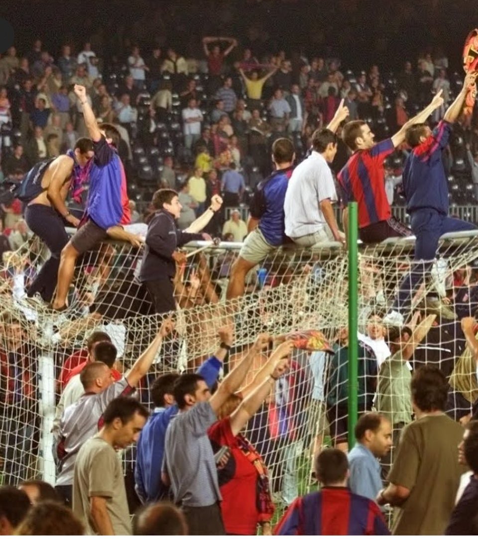 عام 2001 
شوف  فرحة اساطيرك ريفالدو و بويول و شوف جمهورك نزل للمعلب طبعًا الجمهور اذا نزل للملعب غالبًا الفريق حقق بطوله  لكن هذي فرحة تأهل للأبطال 
😂😂😂😂😂😂 😂😂
😂