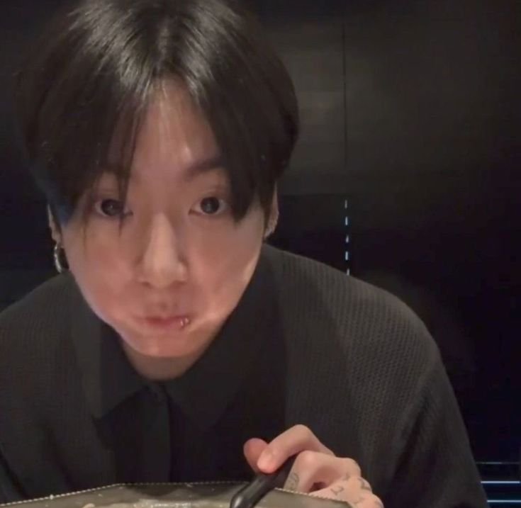 hey jungkook⁷ tweet media