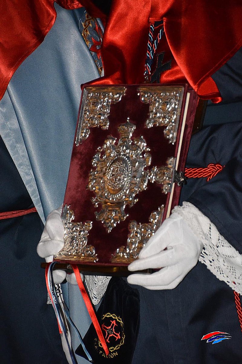 "El Hijo del Hombre tiene que ser elevado, como hizo Moisés con la serpiente de bronce, para que, si nuestra fe sabe mirarle y verle, podamos aspirar a la vida eterna".