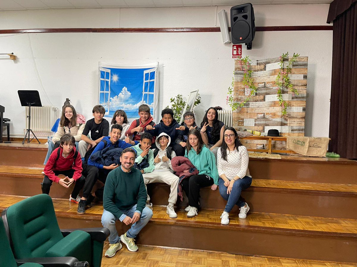 XTaboadaChivite's tweet photo. Visita moi especial no centro: o escritor Daniel Blanco compartiu xornadas con 1º Bach, 4º ESO e 1º ESO arredor da lectura e as súas obras. Un encontro inspirador para descubrir novas formas de ler. Grazas pola visita!
@EduXunta 
@cfrourense https://t.co/zbdmd6yS1y