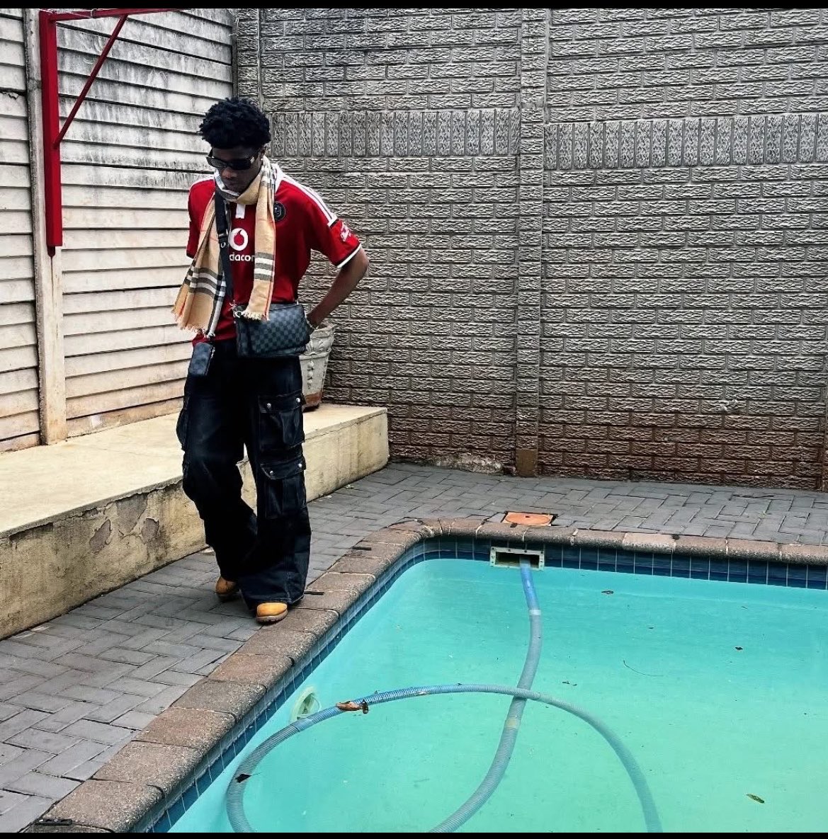 North_Std's tweet image. This is literally you cuz 😭 now I see why you resorted to this wild ass move, the shoe fits you perfectly.😫