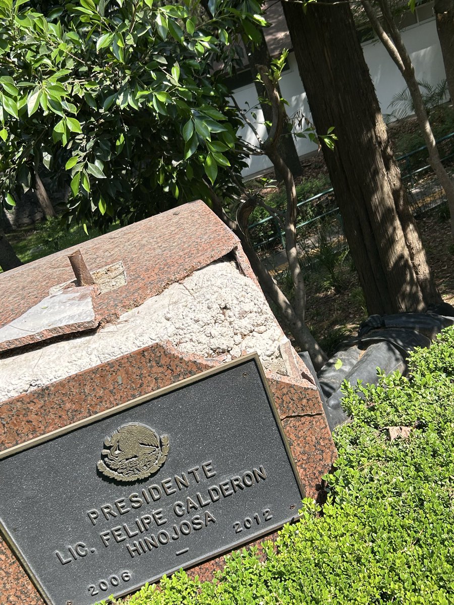 IVANNKA77's tweet photo. En CDMX está el bosque de Chapultepec, en el interior los pinos, las mansiones de los ex presidentes, la estatua de cada uno y 😲😲 solo la de mi @FelipeCalderon ahi caída, olvidada, hey que onda gobierno actual ??? Y dicen que no hay resentimiento enfocado 😬🤔.
🤷🏻‍♀️🤦🏻‍♀️ https://t.co/oiI2mwZS6I