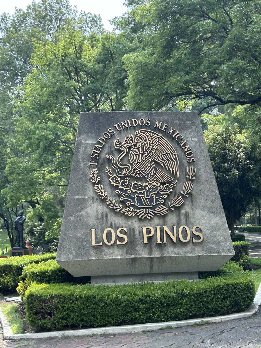 IVANNKA77's tweet photo. En CDMX está el bosque de Chapultepec, en el interior los pinos, las mansiones de los ex presidentes, la estatua de cada uno y 😲😲 solo la de mi @FelipeCalderon ahi caída, olvidada, hey que onda gobierno actual ??? Y dicen que no hay resentimiento enfocado 😬🤔.
🤷🏻‍♀️🤦🏻‍♀️ https://t.co/oiI2mwZS6I