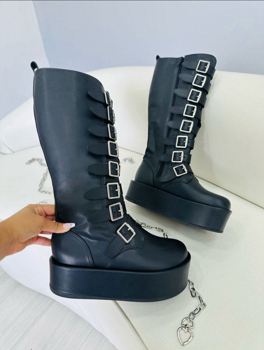 sugalessons's tweet photo. Pra quem tá pensando em ir com uma bota babado pro show!! Minha irmã vende na loja dela, quem quiser, o insta é @usemimii!! 
E ela entrega para todo o Brasil 😮‍💨💝 https://t.co/34hR3ntFBG