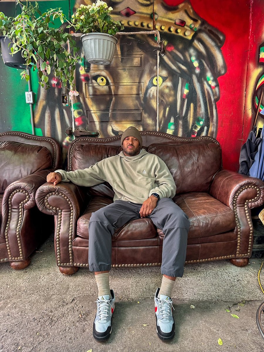 KicksOutOfLife's tweet image. Happy Trail Tuesday from Toronto, I stepped out in an ACG hoodie, trail pants, &amp;amp; the Nike ACG Wildwood. Felt good as I moved through the city. Hit Casa Loma, built over 100 years ago. Then Kensington Market to tap into the culture.

#TrailTuesday #NikeACG #Toronto #KicksOutOfLife