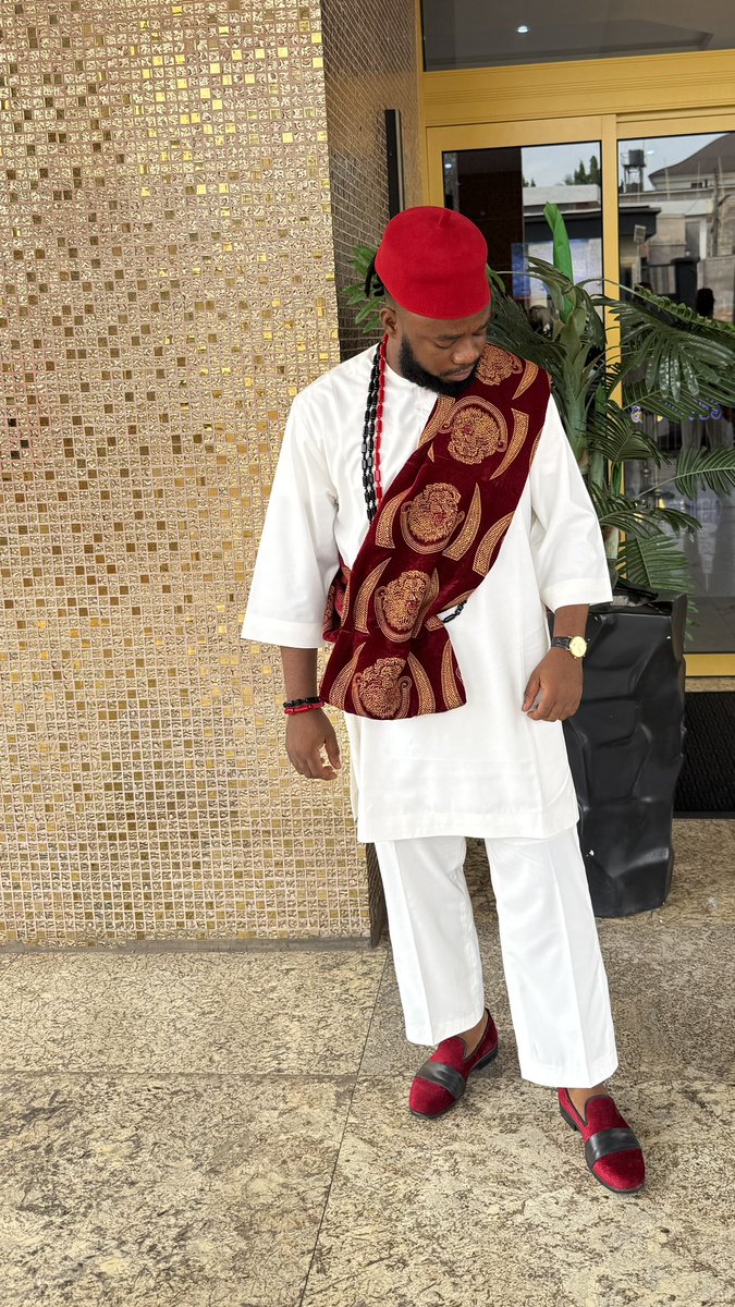 LeonardoChalkey's tweet photo. You dey cut your coat according to your size, now Tinubu don turn president, you no see food chop, you don go slim 😭 Your coat don turn canopy for your body 😭😭 https://t.co/I3wjp7yDRb
