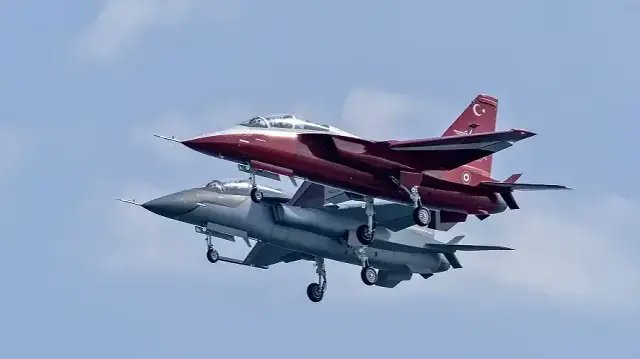 TurkishCentury's tweet image. ✈️ Along with its #defense &amp;amp; #aerospace industries, Türkiye is also "nationalizing" its aerobatics teams! In the coming years, #TurkishStars will upgrade their jets from F-5 to the indigenous #HÜRJET while #Soloturk retires the F-16 to fly a 5th-gen #KAAN variant. 🇹🇷