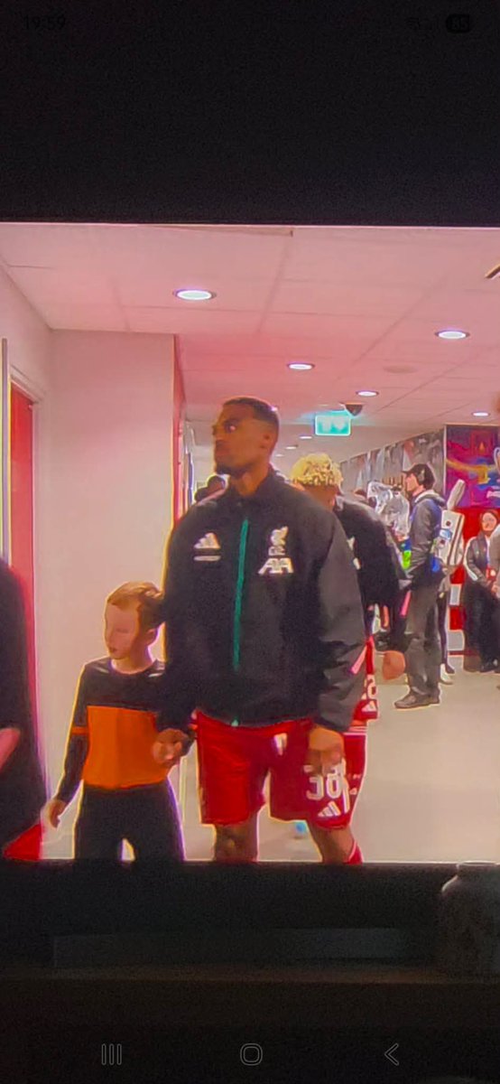 Kizzlaaa's tweet photo. Thank you @RGravenberch for taking Sam’s hand tonight! #dreamcometrue @LFC #YNWA ❤️🫡 https://t.co/7fLAp7I6uf