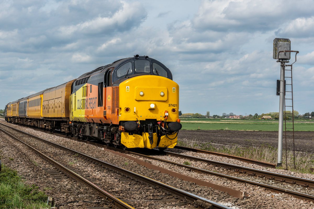 chriss_photos1's tweet image. 37421 approaches Beild Drove near Ely with 3Z45 Derby RTC to Cambridge Recp 1&amp;amp;2 on 14th April 2026. 37424 is on the rear. The start of a busy afternoon on the Fens, with 22 different locos seen in 4 hours. 
#Class37 #RailwayPhotography #UKRailways