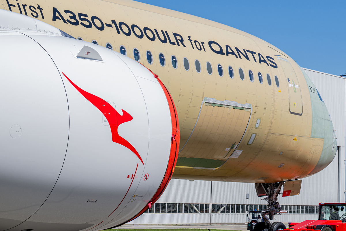 AvSourceNews's tweet image. In a major milestone in its ambitious Project Sunrise, Qantas' first Airbus A350-1000ULR has rolled off the final assembly line in Toulouse, France.

aviationsourcenews.com/qantas-unveils…

#Qantas #Airbus #A350 #avgeek #aviation