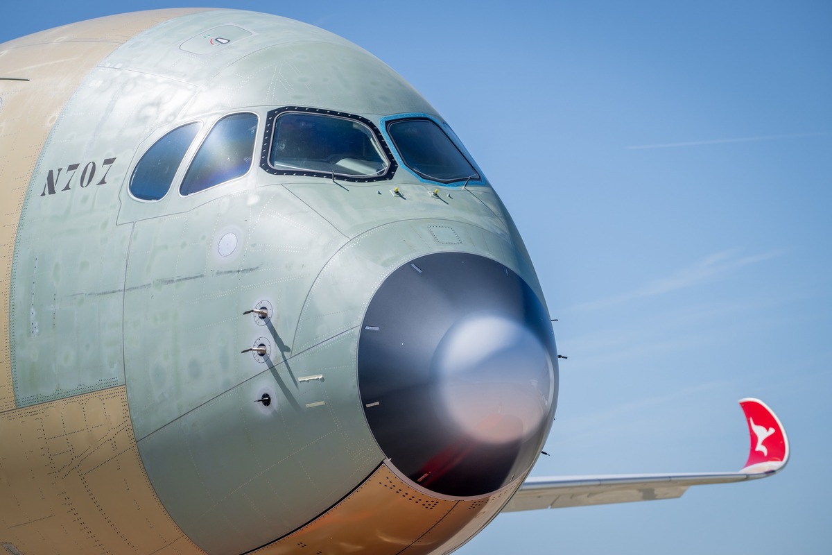 AvSourceNews's tweet image. In a major milestone in its ambitious Project Sunrise, Qantas' first Airbus A350-1000ULR has rolled off the final assembly line in Toulouse, France.

aviationsourcenews.com/qantas-unveils…

#Qantas #Airbus #A350 #avgeek #aviation