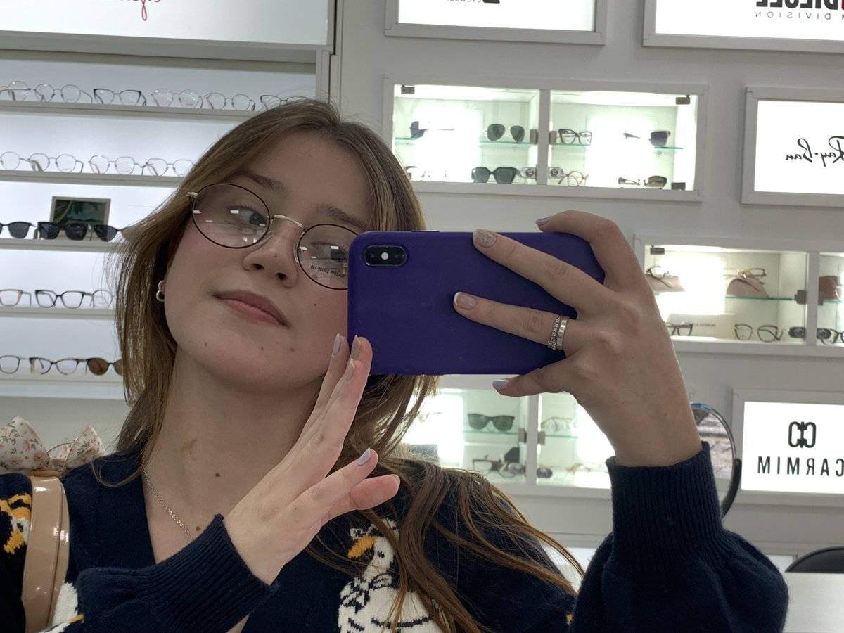 Mary__0622's tweet photo. Deu até um desânimo depois que o cara da loja perguntou se era o modelo de óculos da Virgínia 
Queria ter respondido 
“Não moço, da Sabrina Carpenter “ https://t.co/2xvYShCY2z