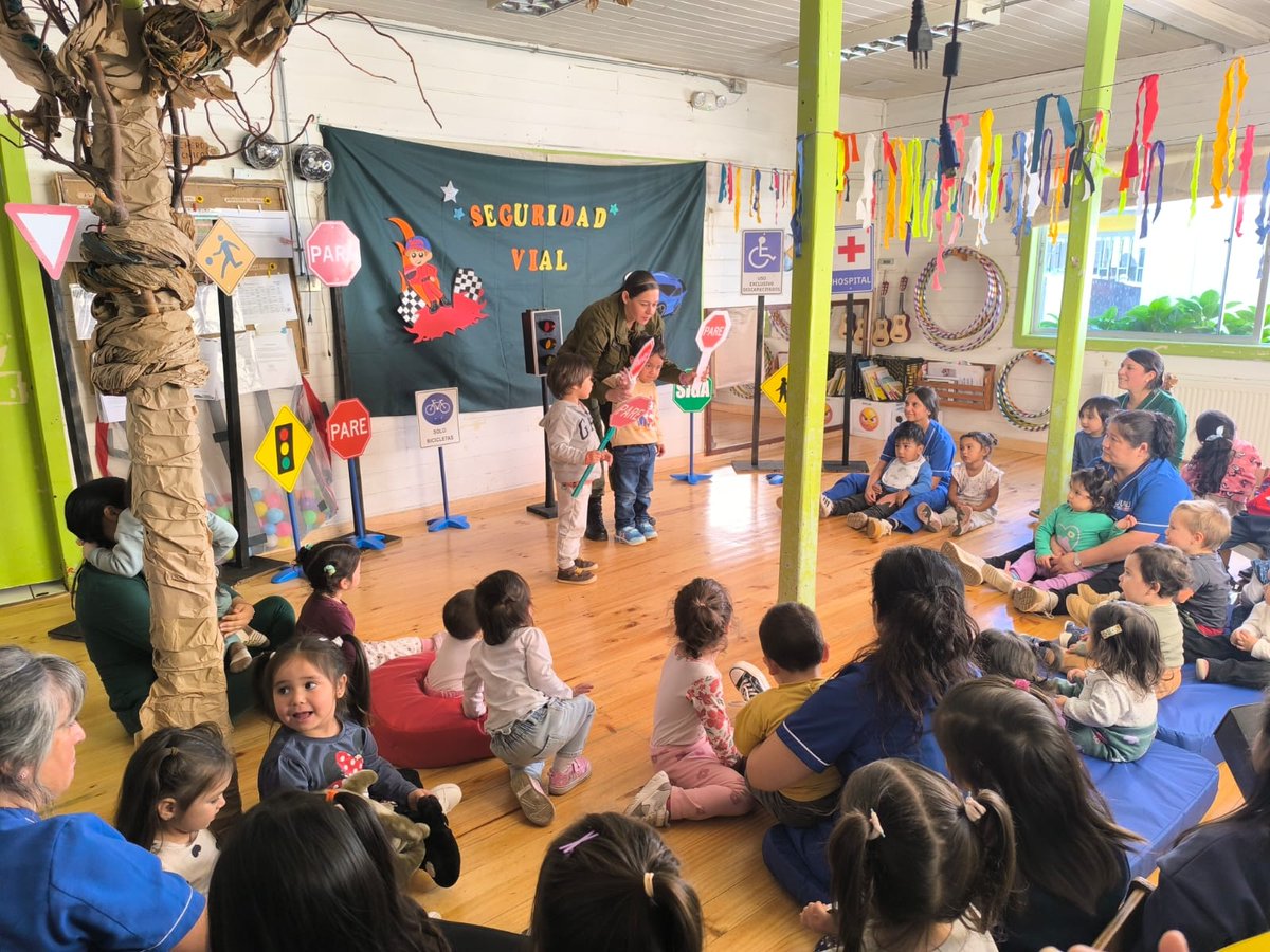 CarabBioBio's tweet image. La Oficina de Integración Comunitaria de la 4ª Comisaría #SantaBárbara realizó charlas de educación vial en los jardines infantiles "Las abejitas" y "Mis Primeros Pasos*.  Los párvulos, participaron con entusiasmo aprendiendo a reconocer señaléticas básicas de la vía pública 🚦🛑
