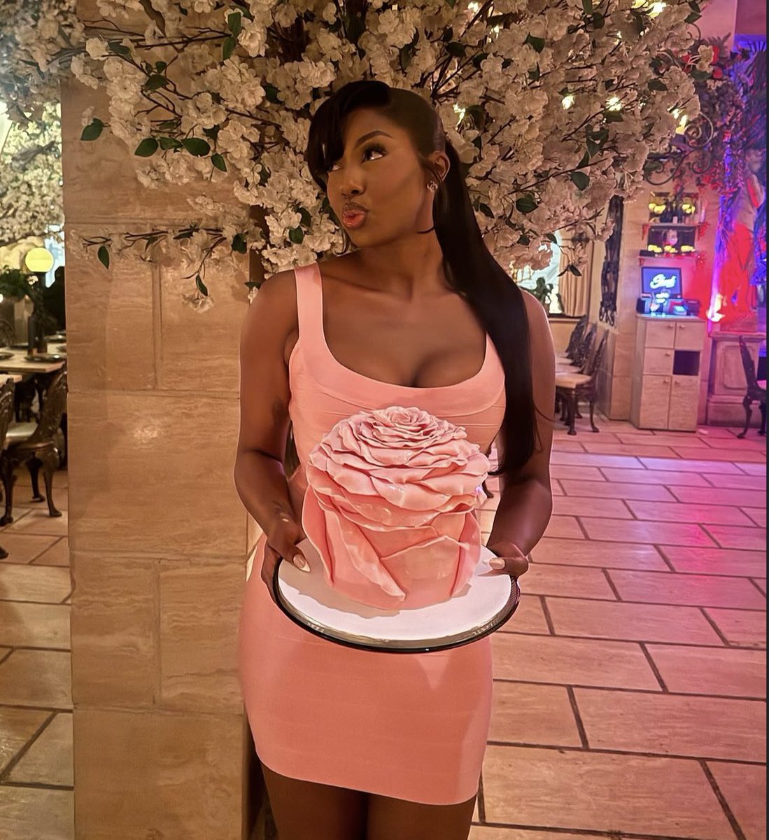 Fanpage4577671's tweet photo. Ending the day with love ❤️
Happy Birthday @MsBanks 🎂
Forever your fans 🔥
#MsBanks #HappyBirthdayMsBanks #SouthLDN https://t.co/qmzAqw7lQM