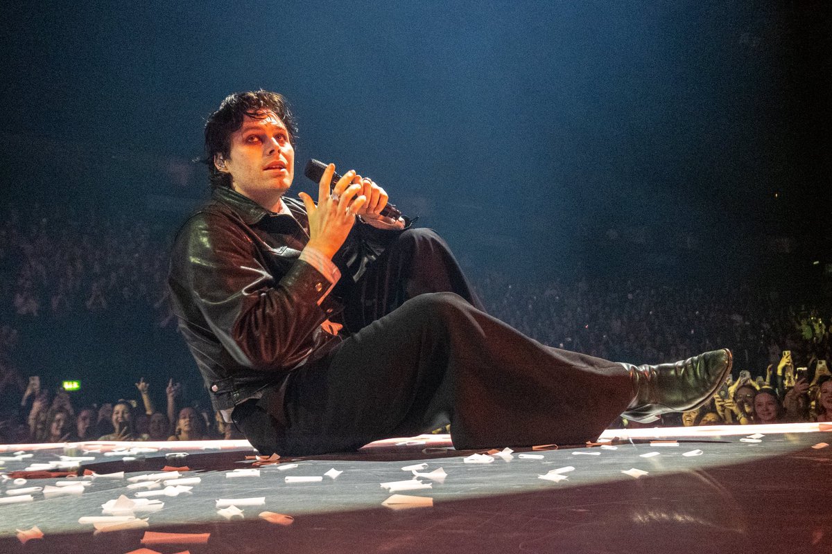 5SOST0URUPDATES's tweet image. Evil Luke and his long legs on stage tonight via @thnkofmehigh!

#EASHamburg #HamburgIsAStar #EASTour