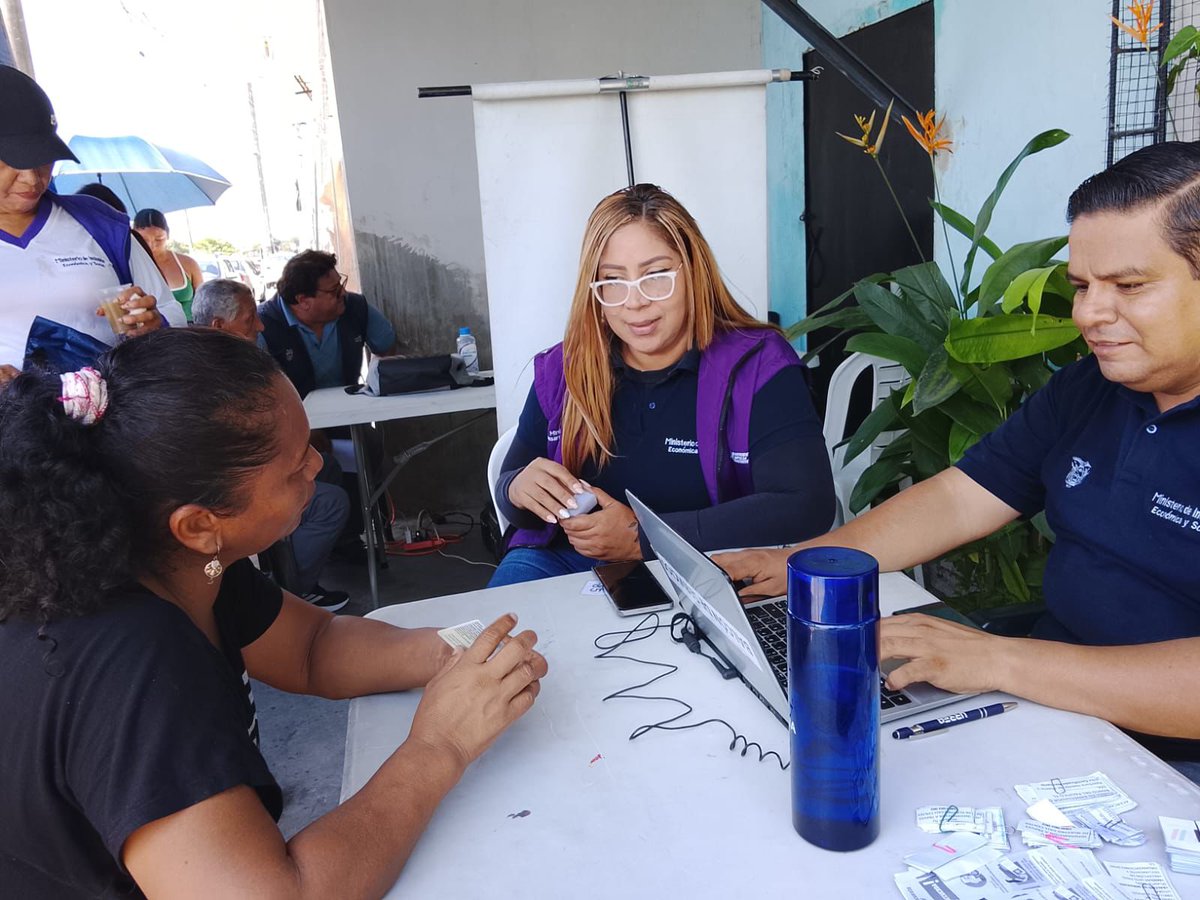 Zona8MDH's tweet photo. 📍 #Guayaquil | ¡En la Isla Trinitaria las Brigadas Sociales no paran! Con la gestión del MDH y el apoyo de varias instituciones, llegamos con balcones de servicios, cedulación, atención médica y recreación para el beneficio de cada familia.

Si hay vocación, ¡nada nos detiene! https://t.co/07MsXIWFcN