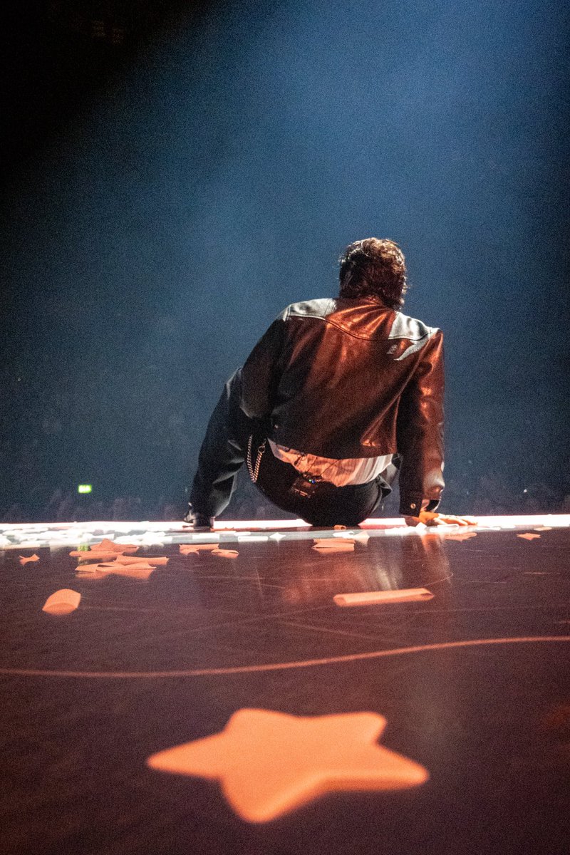 thnkofmehigh's tweet photo. this photo accidentally looks so cool with the piece of star confetti??? https://t.co/ujD4dd35Ak