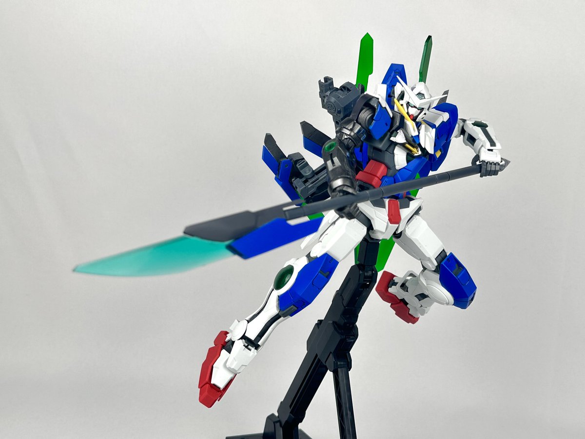 vroboros_'s tweet photo. 【MGガンダムエクシアリペアⅣ
(グラス・ガンダム)】
完成です

武器はフルスクラッチで制作しました
オリジナルのリペアⅣとの相違点として、腕、シールドが左右反転しています
また、メイン武装が太刀ではなく薙刀に変更されています

(1/3)
#ガンプラ https://t.co/quFXfkrCxN