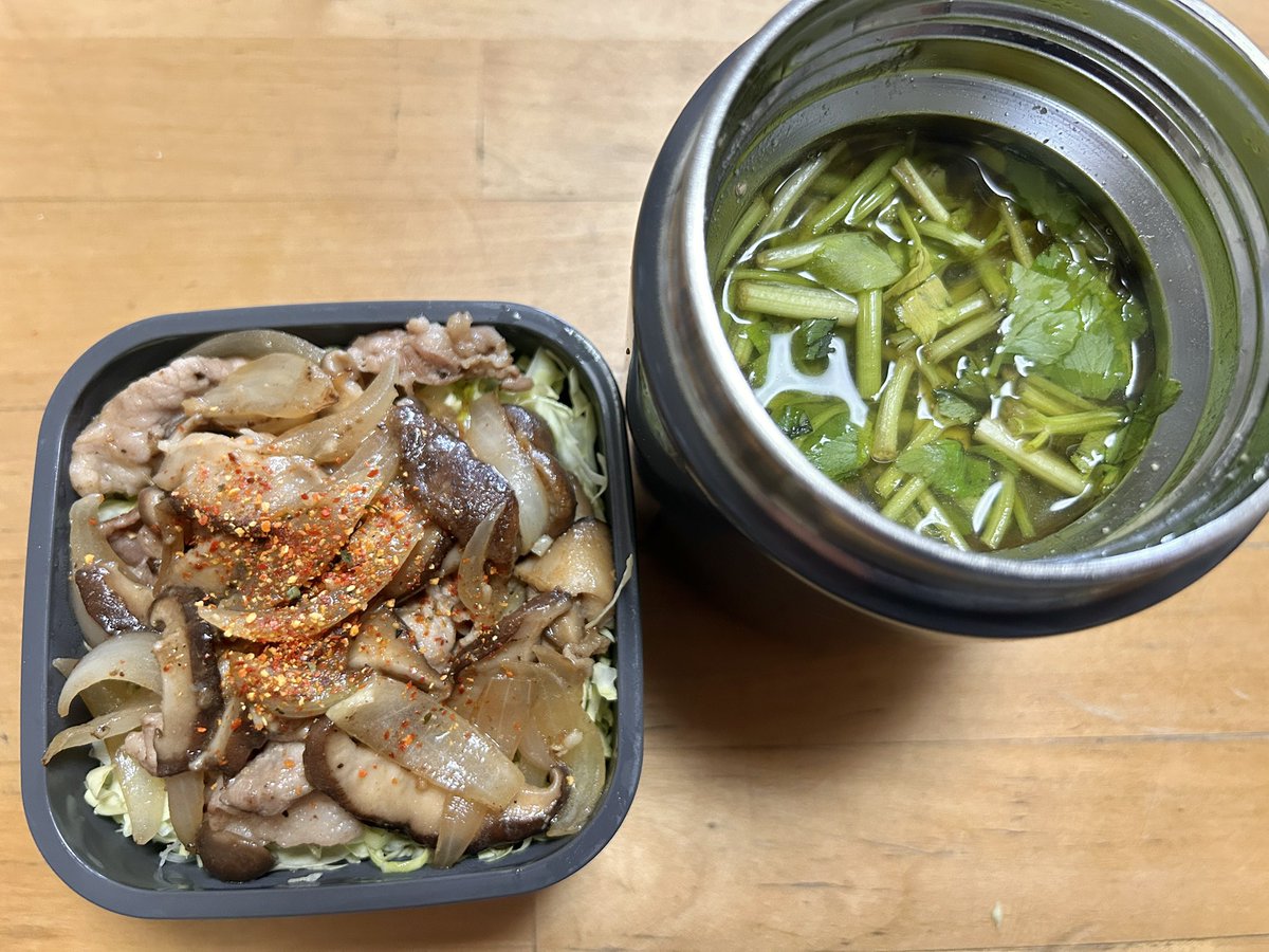 komapict's tweet image. キノコと豚のオイスター炒め丼になるはずだったモノと、アラ出汁のセリ汁コンビで行って来ます🐟
丼にしようと思ったんですが、米見たらヴォェってなってしまったので、具の下には狂った量のキャベツが渋滞してます。
そんな日もたまには良し( ˘ω˘ )  #突撃となりの狛ごはん #弁当 #lunch #cooking