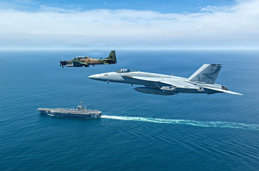 TuiteroSismico's tweet image. Aviones F-16 de la Fuerza Aérea de Chile volaron en formación junto a F/A-18 Super Hornet del Portaviones USS Nimitz sobre mar Chileno, durante el ejercicio Southern Seas 2026. 

Dos F-16 chilenos + tres Super Hornets rugiendo juntos. 
#Chile #AtletiBarça #inflación #Yield