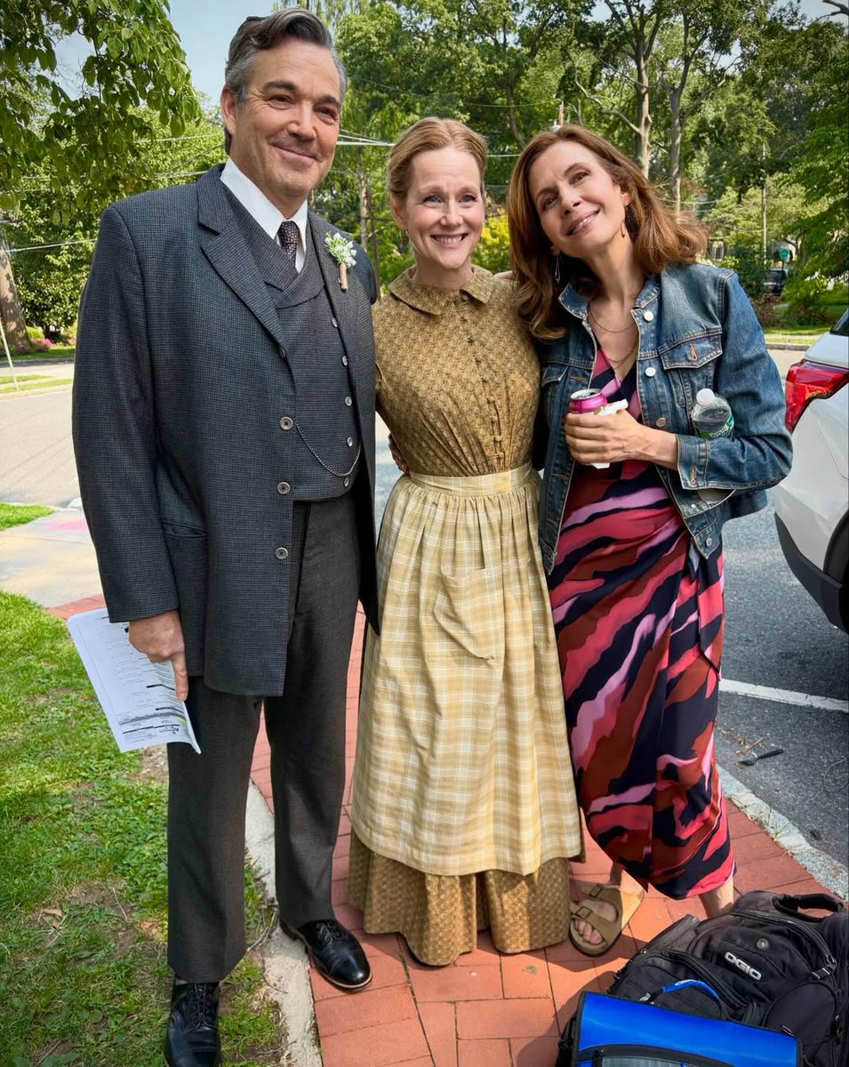 LauraLinneyNews's tweet photo. Jon Tenney, Laura Linney, and Jessica Hecht on the set of American Classic | 📸 lafairey on Instagram https://t.co/MVKqAfNwqq