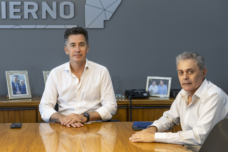 gobdecordoba's tweet image. 🤝🏘️ Continuamos el diálogo y #trabajo conjunto con los municipios y comunas de toda la provincia.

🚧✨ El ministro de @MinGobiernoCba,   @ManuelCalvoCba  se reunió con @paolananini, intendenta de #ColoniaCaroya y con @marianocrok, legislador departamental de #SanAlberto, para