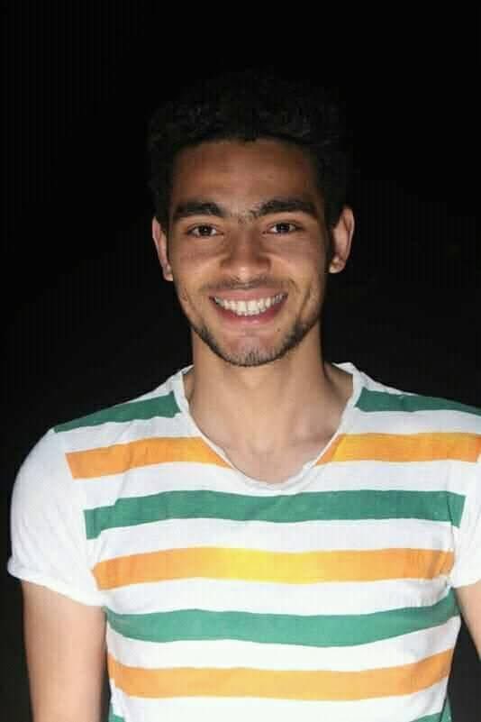 زي اليومين دول من 11 سنه في شاب اسمه عبدالله ربيع اتقبض عليه، عبدالله وقتها كان عنده 18 سنة.. فضل يتحط في قضية ورا قضية.. أنهى كل الأحكام الصادرة بحقه.. وما خرجش.
كل ما اقترب من الحرية، لاقى قضية جديدة بتستناه! لدرجة إن في ضباط شرطة متعاطفين معاه ونفسهم يخرج!! عبدالله بعد كل قرار