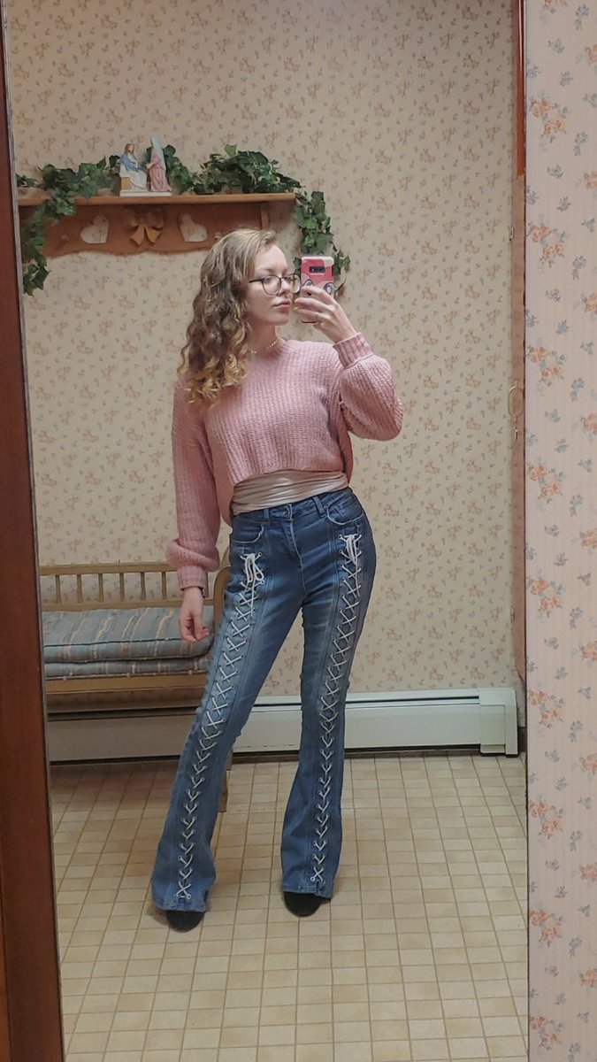 FireQueen2476's tweet photo. As you can see i dont post much, I just like to read and lurk lol

But here's a little about me:

She / Her | 21 

Main Interests: WOF (Books), MLP, Steven Universe, Marvel, Supernatural, Miku, Furry, &amp; Disney  ♡

Major nerd for books, movies, shows, video games, mythology etc. https://t.co/Gg67Xa26pF