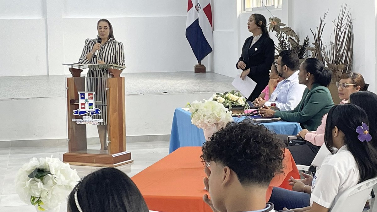 DistritoTapia's tweet photo. El Distrito Educativo de Villa Tapia celebró el Congreso Estudiantil “Liderando mi futuro por una cultura de paz”, promoviendo liderazgo juvenil, diálogo y propuestas para la convivencia armoniosa. Participaron varios liceos del municipio con iniciativas estudiantiles.
#Educación https://t.co/wqOfXuCN1R