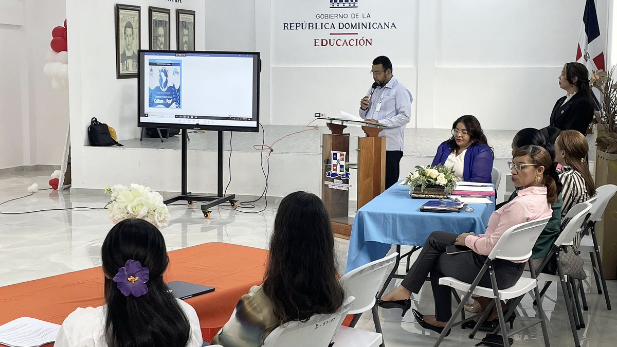 DistritoTapia's tweet photo. El Distrito Educativo de Villa Tapia celebró el Congreso Estudiantil “Liderando mi futuro por una cultura de paz”, promoviendo liderazgo juvenil, diálogo y propuestas para la convivencia armoniosa. Participaron varios liceos del municipio con iniciativas estudiantiles.
#Educación https://t.co/wqOfXuCN1R