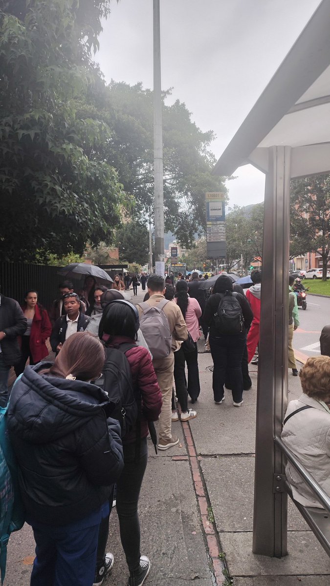 ferneytoro's tweet photo. @trasmilenio que servio pésimo para el k86 dos de sus buses desalimentando por orden del controlador en la parada de fundación santa fé y acá está lloviendo y una fila enorme https://t.co/3vpFjdN7I1