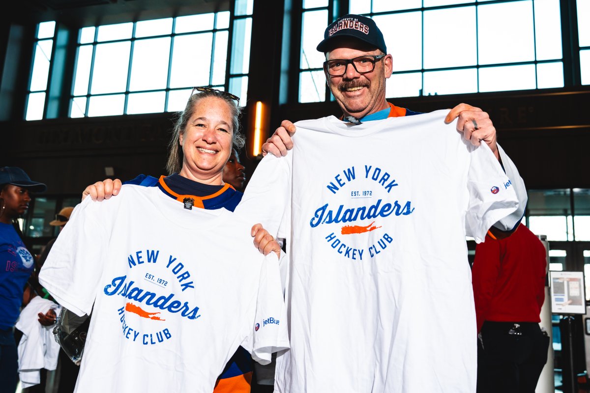 NYIslanders's tweet image. Thanks to our friends at @JetBlue, all fans in attendance at tonight’s game will receive an #Isles t-shirt!