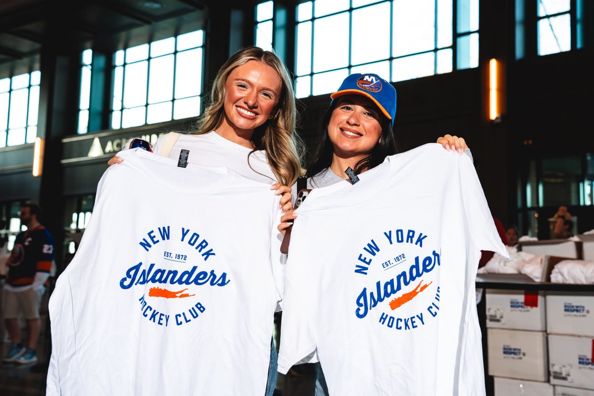 NYIslanders's tweet image. Thanks to our friends at @JetBlue, all fans in attendance at tonight’s game will receive an #Isles t-shirt!
