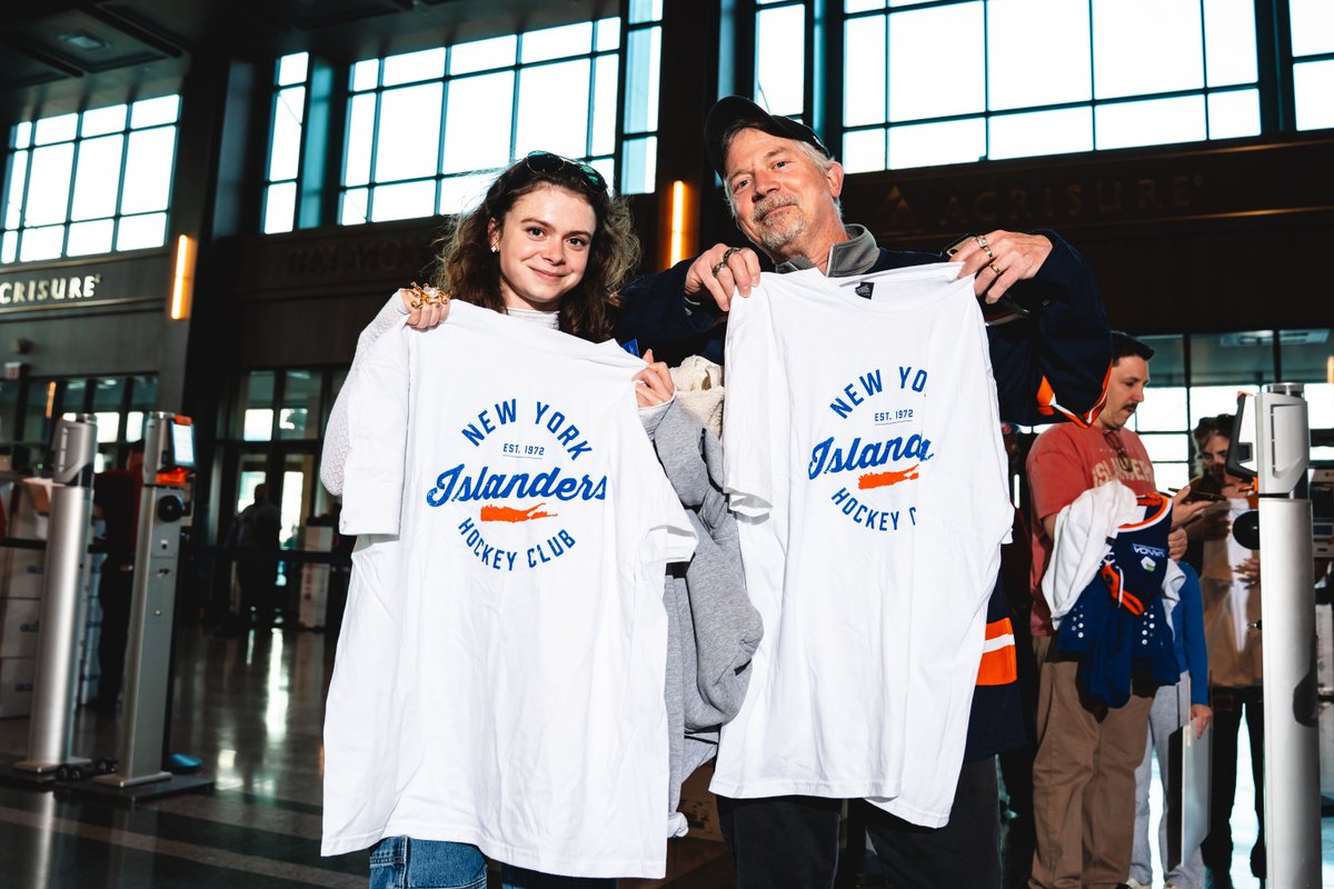 NYIslanders's tweet image. Thanks to our friends at @JetBlue, all fans in attendance at tonight’s game will receive an #Isles t-shirt!