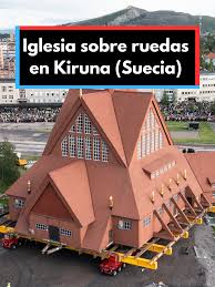 En Kiruna, Suecia, la ciudad entera se está hundiendo debido a una mina de hierro subterránea. ¿La solución de ingeniería? En lugar de abandonarla, están mudando la ciudad completa (edificios históricos incluidos) unos kilómetros hacia el este mediante camiones gigantes y rieles.