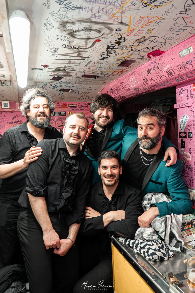 MariaViveiro's tweet photo. O pasado sábado estivemos no Maravillas Club desfrutando dun dos concertazos do Sound Isidro. The Homens e Familia Caamagno fixéronnos vibrar dende o primeiro momento ata quedar sen forzas de tanto bailar e cantar. Voltade prontiño pola capital… aquí vos agardamos ❤️‍🔥 https://t.co/Li5JKwIzgp